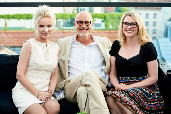Sandra Navidi und Sandra Hübner mit Heribert Karch