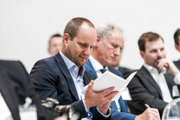 Matthias Strolz liest sich durch das Programm des Institutionellen Altersvorsorge- und Investorengipfels