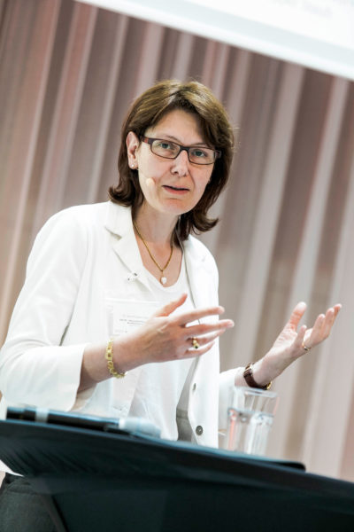 Aus der Schweiz: Dr. Vera Kupper Staub, Vizepräsidentin, Oberaufsichtskommission Berufliche Vorsorge während ihres Vortrages: "Risikoeinschätzung für die berufliche Vorsorge"