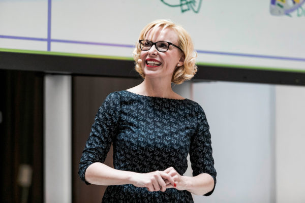 Barbara Bertolini begrüßt die Gäste