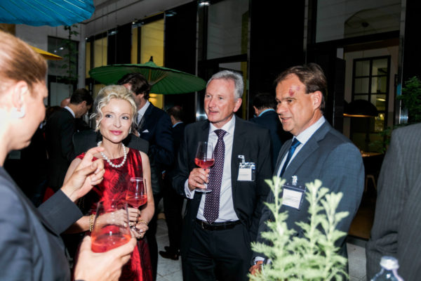 Nette Gespräche während des Aperitifs