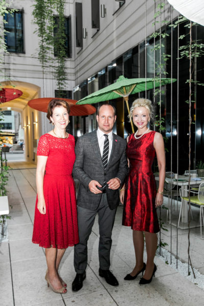 Matthias Strolz mit Karin Keglevich-Lauringer und Sandra Navidi