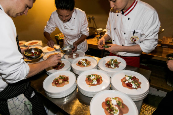 Liebevolle Zubereitung der Speisen für die hochkarätigen Gäste