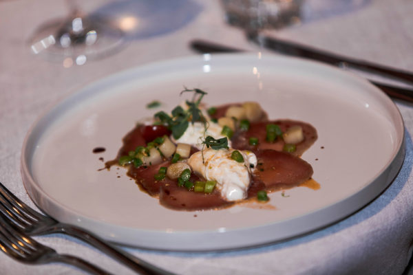 Starter: Kalb & Burrata mit Balsamico Essenz von Baergmarti und Cherry Tomaten