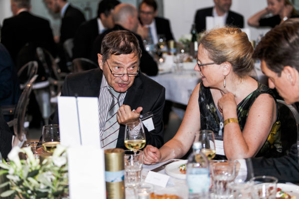 Die Gäste genießen den Abend.