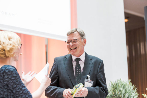 Univ. Prof. Dr. Henry Schäfer bei der Anmoderation durch Barbara Bertolini