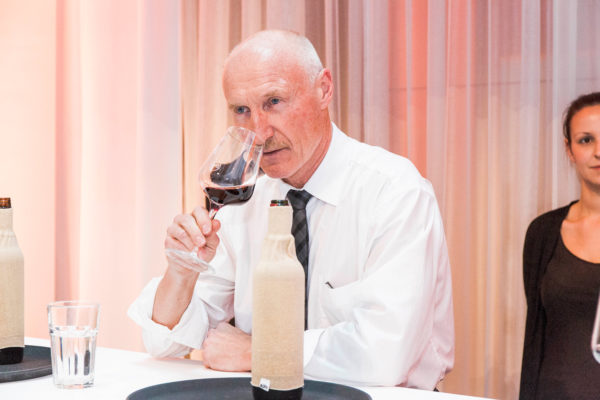 Barbara Bertolini lud Weinliebhaber Bjorn Hamre vom Norwegischen Pensionsfonds auf eine Wein-Blindverkostung auf der Bühne ein! Im Nu hat er den Italienischen Rotwein herausgefunden!