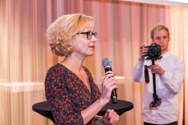 Barbara Bertolini begrüßt die Gäste des Gala-Abends