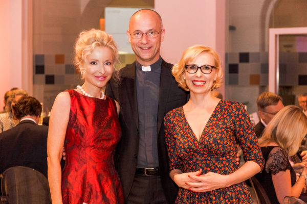 "Mrs. Wallstreet" Sandra Navidi, Dompfarrer von St. Stephan Anton "Toni" Faber, Barbara Bertolini