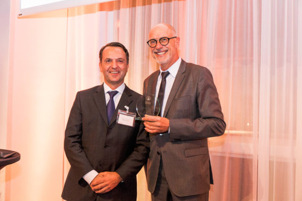 Heribert Karch mit dem Award für Bundesministerin Andrea Nahles
