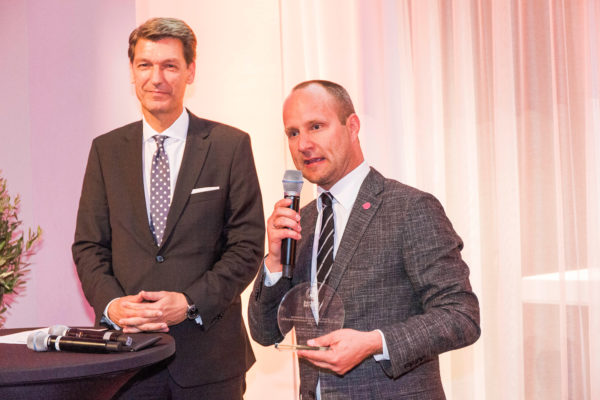 Matthias Strolz bedankt sich bei Barbara Bertolini für den Award