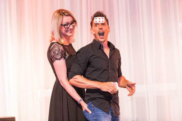 Sandra Hübner mit Tricky Niki auf der Bühne