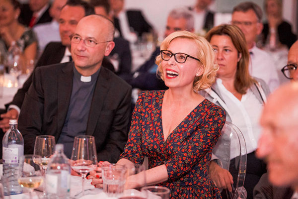 Dompfarrer von St. Stephan Toni Faber mit Barbara Bertolini