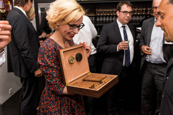 Barbara Bertolini verwöhnt die Gäste mit der Auswahl an Zigarren