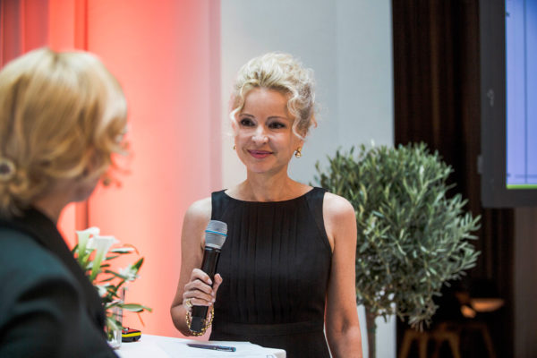 Barbara Bertolini und Sandra Navidi bei der Anmoderation