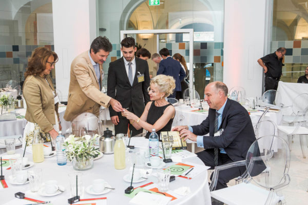 Sandra Navidi nahm sich die Zeit und signierte ihr Buch &quot;Super-hubs&quot; für die Gäste von Barbara Bertolini's summit