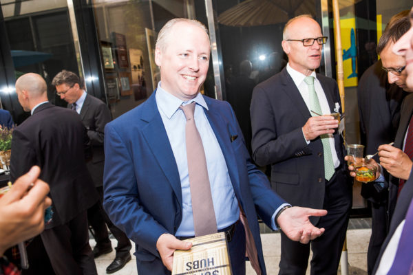 Marcus Klug mit Sandra Navidis Buch &quot;Super-hubs&quot;