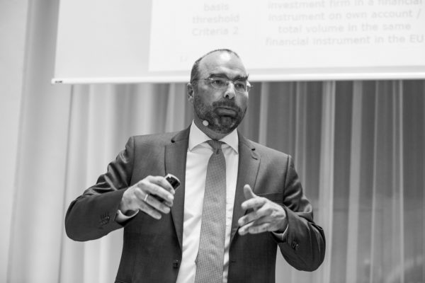 Dr. Christian Waigel während seiner Präsentation am Institutionellen Altersvorsorge- und Investorengipfel 2016 in Wien