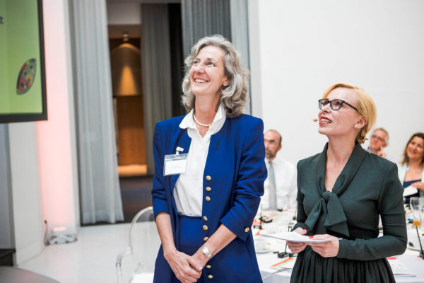 Petra Träg, Geschäftsführerin, SOS-Kinderdorf-Stiftung mit Barbara Bertolini