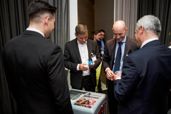 Eis am Stiel in der Pause für alle Gäste des Gipfeltreffens