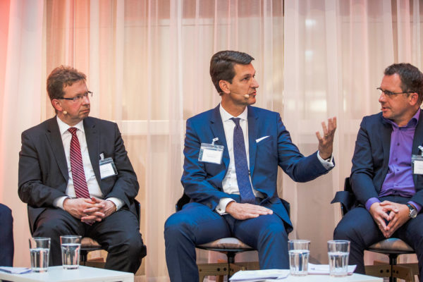 Experten-Roundtable: "Tiefzinsumfeld - ist Risikoerhöhung unausweichliche Folge?"