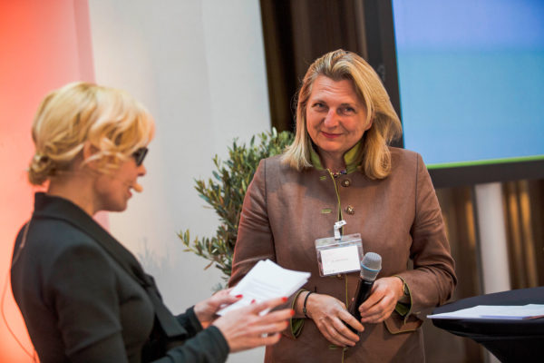 Karin Kneissl mit Barbara Bertolini während der Anmoderation