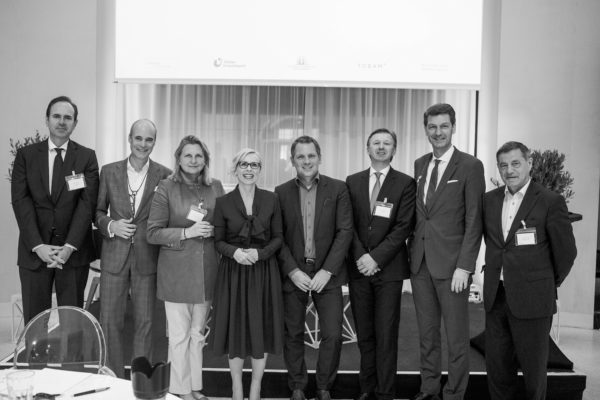 Ein Teil der Sprecher am zweiten Tag des Institutionellen Altersvorsorge- und Investorengipfels 2016