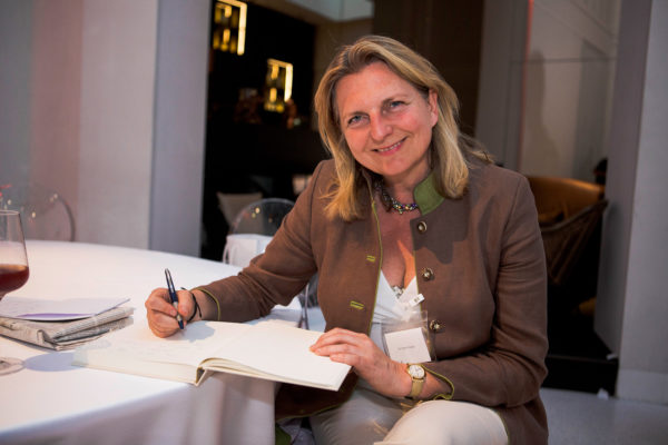 Dr. Karin Kneissl bei der Abschlusskeynote-Speech am Institutionellen Altersvorsorge- und Invstorengipfel 2016