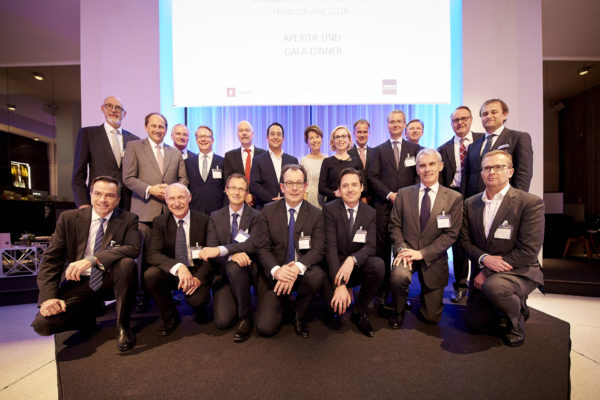 von links nach rechts: Reihe 1 vorne: DI Christian Lückl, s Versicherung, Bjorn Hamre, Norwegischer Pensionsfonds KLP, DI Wolfgang Herold, FMA-Finanzmarktaufsicht Österreich, Andreas Hilka, Pensionskasse der Mitarbeiter der Hoechst-Gruppe, Olliver Grossmann, AviaRent, Wolfgang Huber, Bonus Pensionskasse, Andreas Lessmann, Fidelity, Reihe 2 hinten: Heribert Karch, MetallRente, Alexander Graf Lambsdorff, Europäisches Parlament, Dr. Christian Böhm, APK Pensionskasse, Dr. Steffen Gehring, Südwestmetall, Christian Kaufmann, Lehrerversicherungskasse, Hansjörg Müllerleile, Bosch Pensionsfonds, Mag. Karin Keglevich-Lauringer, Special Public Affairs, Barbara Bertolini, Initiatorin und Gastgeberin der Konferenz, Hagen Hügelschäffer, AKA-Arbeitsgemeinschaft für kommunale und kirchliche Altersversorgung, Dr. Thomas Kressin, PIMCO Deutschland, Mag. Albert Reiter, e-fundresearch, Hanspeter Konrad, ASIP-Schweizerischer Pensionskassenverband, Dr. Ulrich Schuh, EcoAustria