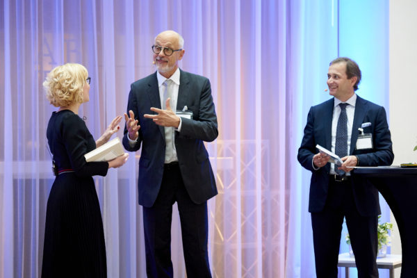 Barbara Bertolini, Heribert Karch und Dr. Ulrich Schuh beim Small-Talk auf der Bühne
