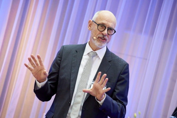 Heribert Karch, Vorstandsvorsitzender aba - Arbeitsgemeinschaft für betriebliche Altersversorgung bei seiner Keynote-Speech: " Deutschland-Debatte: Rahmensetzungen oder Schwarzer Peter spielen?"