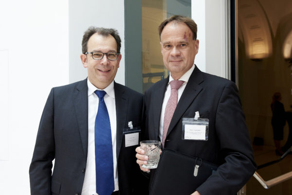 Andreas Hilka, Vorstand Asset Mangement, Pensionskasse der Mitarbeiter der Hoechst-Gruppe, Hagen Hügelschäffer, Geschäftsführer, AKA - Arbeitsgemeinschaft für betriebliche Altersversorgung