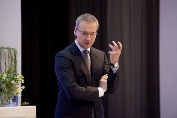 Dr. Thomas Kressin, von PIMCO Deutschland während seines Vortrages: "Makroökonomische Trends in Zeiten extremer Geldpolitik"