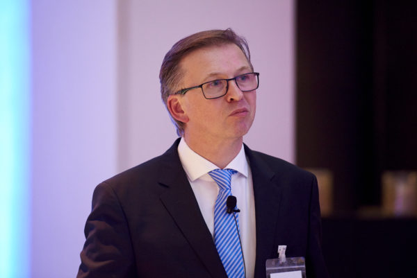 Mag. Albert Reiter von e-fundresearch.com moderierte die Podiumsdiskussion: "Betriebliche Altersversorgung im Niedrigzinsumfeld - Neue Taktiken und Strategien" 