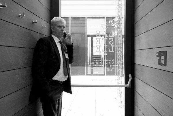 Abseits des Rummels Zeit für einen Anruf