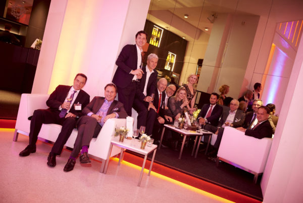 gemütliches Beisammensein in der Zigarrenlounge: DI Christian Lückl, Dan-David Golla, Oliver Grossmann, Wolfgang Völkers, Christian Kaufmann, Heribert Karch, Sandra Hübner, Barbara Bertolini, Sebastian Skocic, Mag. Rudolf Diewald, Wolfgang Weisz und Hagen Hügelschäffer