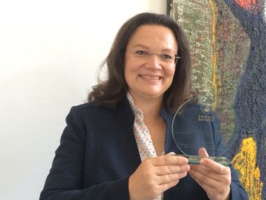 EN Bundesministerin Andrea Nahles mit Ihrer Auszeichnung für die Zukunftssicherung in der Altersvorsorge Deutschland