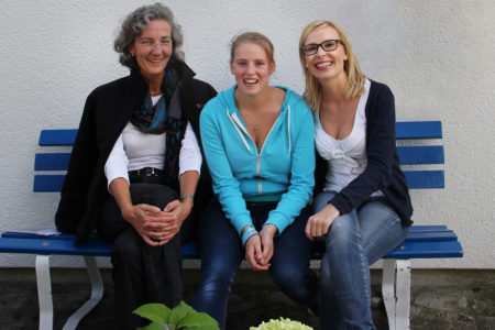 Petra Träg, Geschäftsführerin der SOS-Kinderdorf-Stiftung München und Barbara Bertolini mit Ann-Kathrin, aufgewachsen im SOS-Kinderdorf am Ammersee bei München. Ann-Kathrin lebt mittlerweile gemeinsam mit einer Freundin in einer eigenen Wohnung.