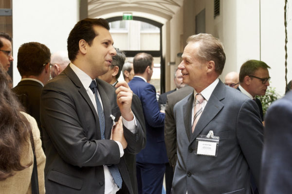 Fachtalk unter Kollegen: Mag. (FH) Achim Motamedi und Christian Huber, beide UNIQA Versicherung