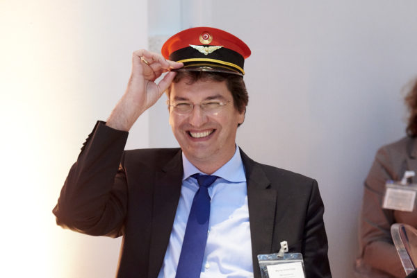 Werner Schleritzko bei der Eröffnung. Der Hobby-Dampflokomotivenspezialist bekam von Barbara Bertolini eine Zugführermütze