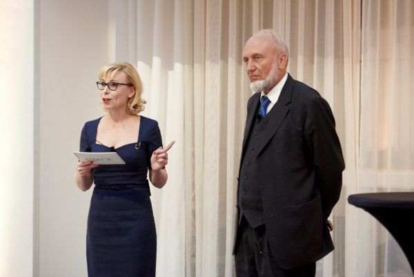 Barbara Bertolini stellt Prof. Dr. Dr. Hans-Werner Sinn mit einem Gedicht vor.