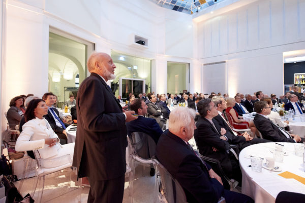 Prof. Dr. Dr. Hans-Werner Sinn bei seinem Vortrag am Institutionellen Altersvorsorge- und Investorengipfel 2017