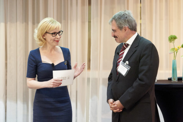 Barbara Bertolini bei der Anmoderation von Wilfried Baum, Deutsche Bundesbank