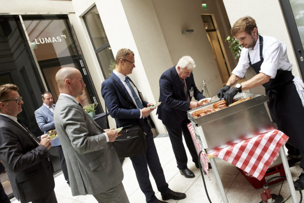 Mittagessen: Eine kleine Wienerische Institution - der Würstelstand!