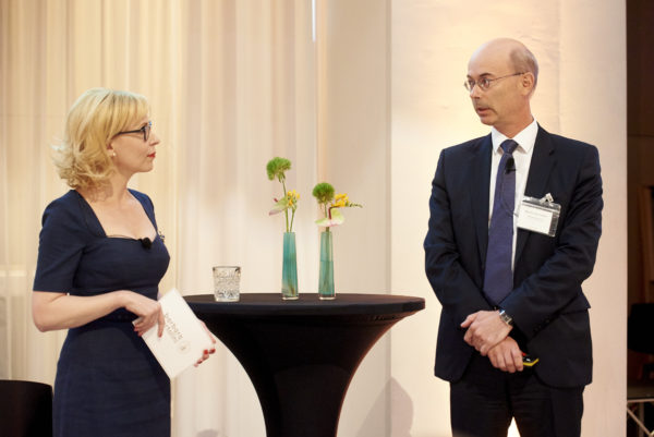 Barbara Bertolini beim Talk auf der Bühne mit Mag. Günther Schiendl, Vorstand, VBV Pensionskasse AG Wien