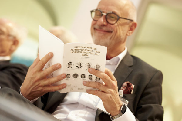 Heribert Karch studiert das Programm der beiden Gipfeltage