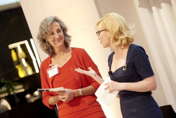 Petra Träg, SOS-Kinderdorf-Stiftung, München bei der Anmoderation mit Barbara Bertolini