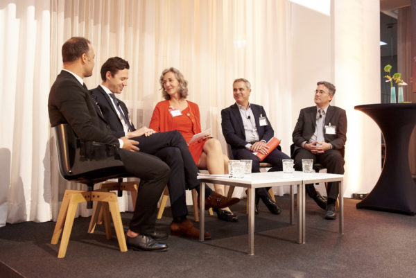 Petra Träg moderierte die Podiumsdiskussion: Nachhaltige Renditen mit Pflegeheimen und mit sozialer Infrastruktur