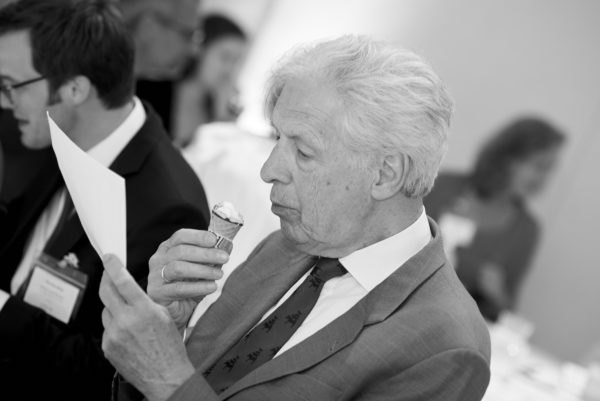 Auch Dr. Henning Scherf ließ sich das Eis schmecken!