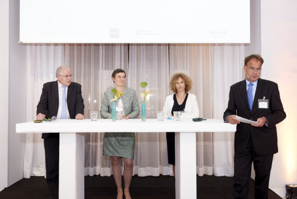 Experten-Roundtable: Defined benefit oder defined contribution - Wem gehört die Zukunft in der betrieblichen Altersvorsorge? Moderiert von Hagen Hügelschäffer